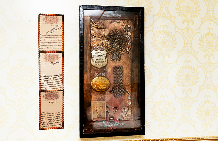 An exquisite cast iron plate with intricate mother of pearl inlay work, showcasing India’s rich decorative art tradition.