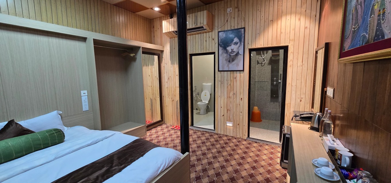 Deluxe Double Room with tea station and guest amenities