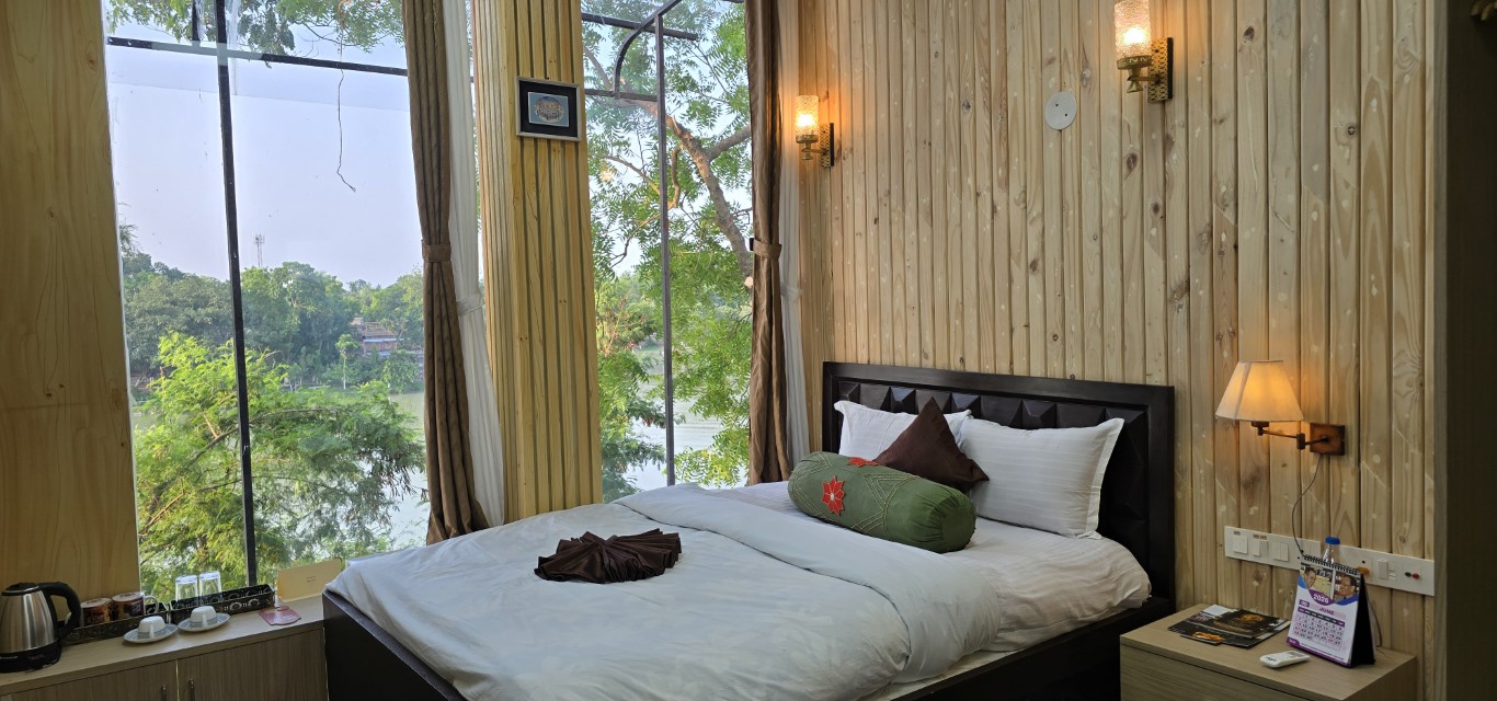 Riverside Luxury Suite bedroom with River Bhagirathi view at House of Sheherwali