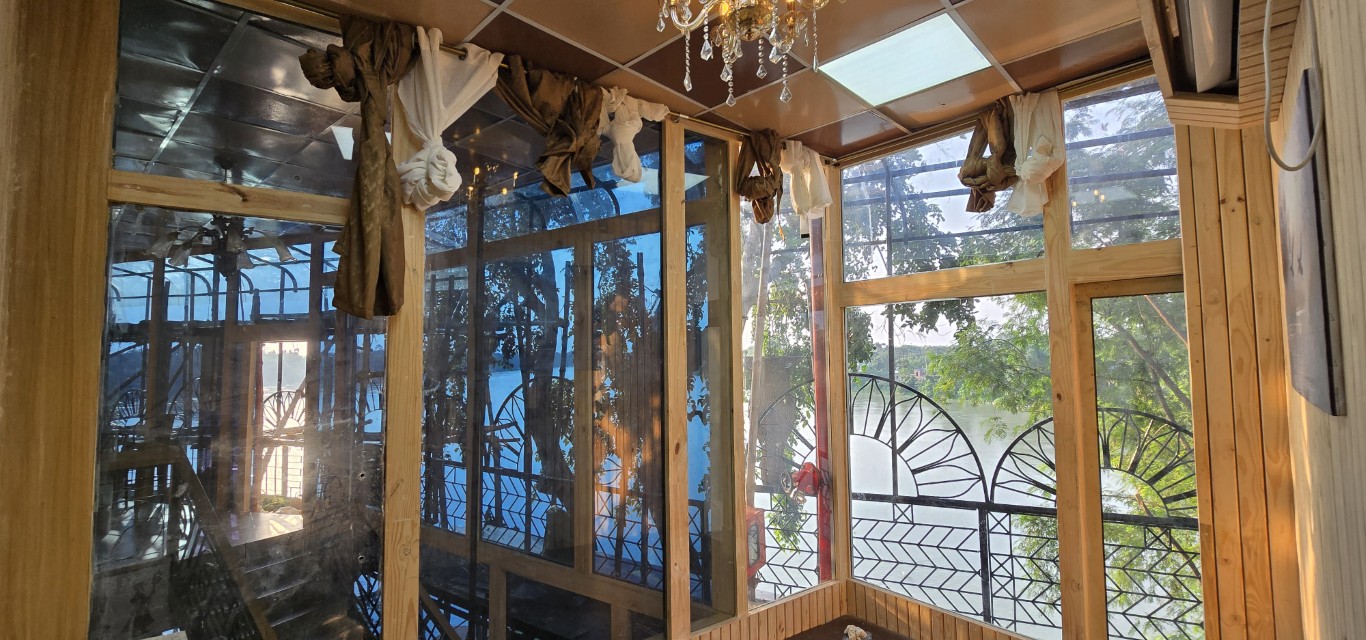 Luxury Suite glass sunroom with river view at House of Sheherwali Murshidabad
